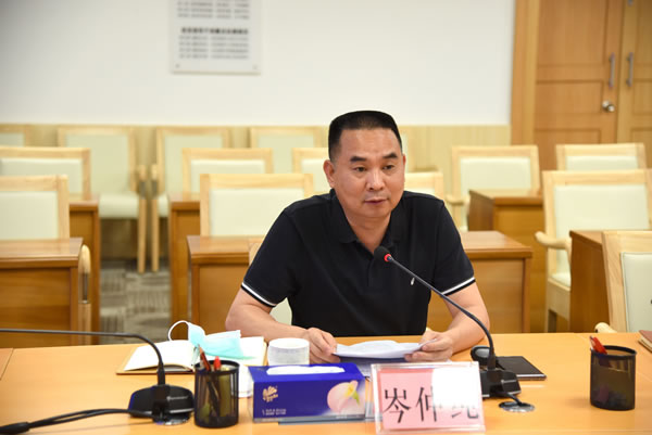 2.市交通运输局局长岑仲纯同志解读工作方案.jpg