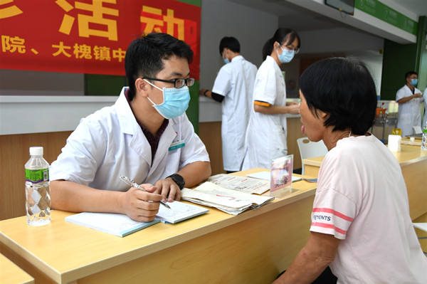 5.市中医院治未病科主任吴海金为群众问诊_副本.jpg