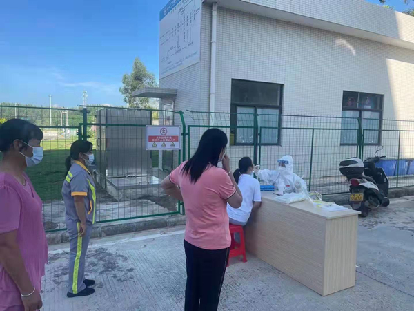 4.国庆节当天,大槐镇中心卫生院医务人员前往大槐服务区为105名服务区工作人员进行上岗前的核酸采样_副本.jpg
