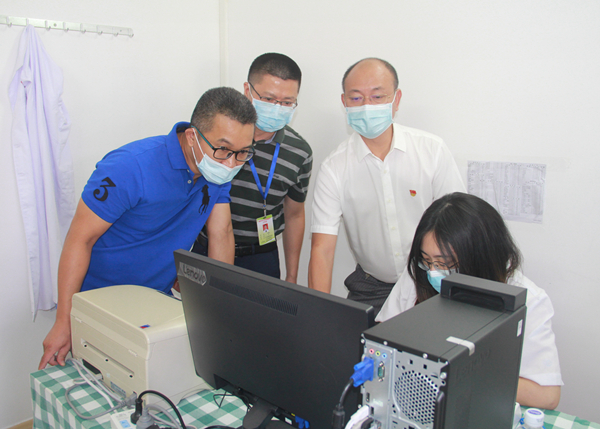1.市卫生健康局党组书记、局长刘晓荣到人民医院开展智慧医院建设调研_副本.jpg