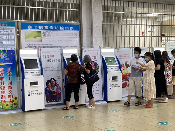 3.群众在市人民医院使用自助服务多功能一体机_副本.jpg