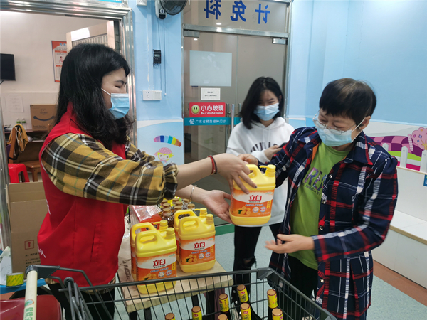 3.向接种群众派发日用品_副本.jpg
