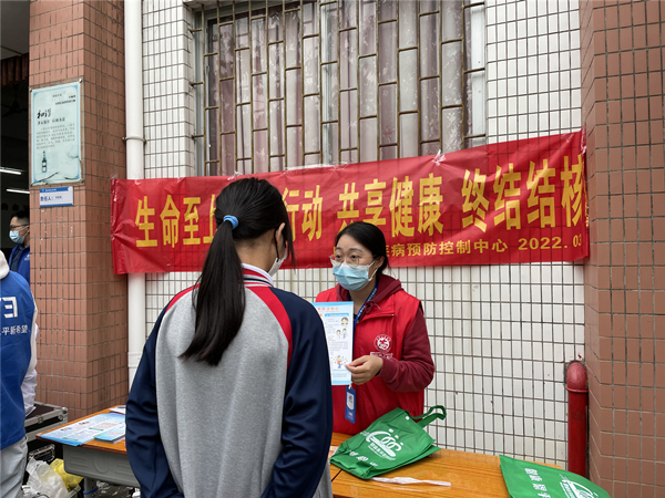 2.向学生们宣传结核病防治知识_副本.jpg