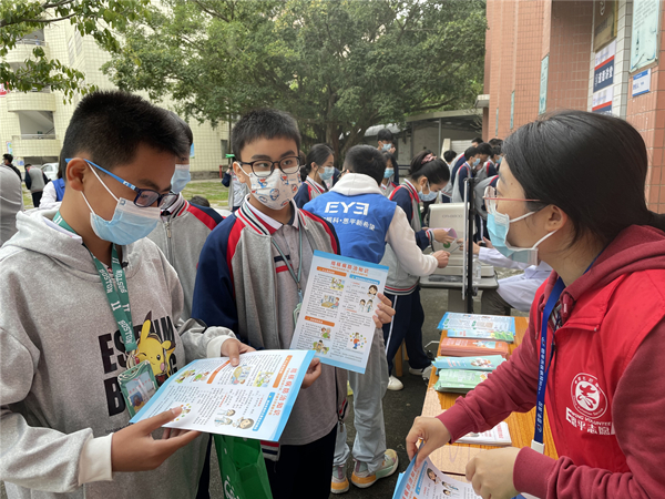 3.向学生们宣传结核病防治知识_副本.jpg