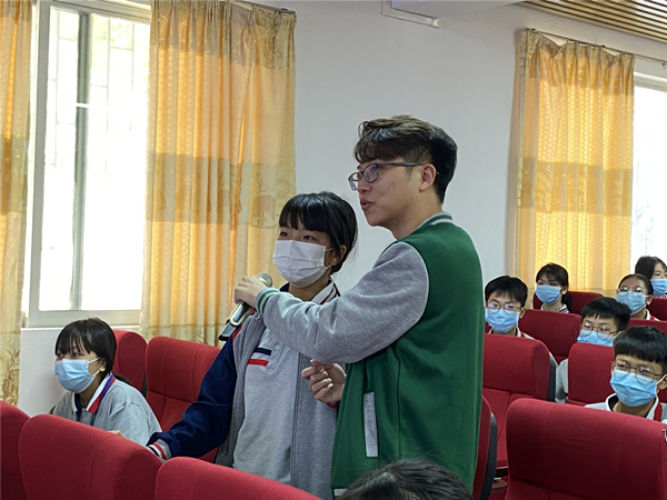 3.聂松富老师与学生互动_副本.jpg