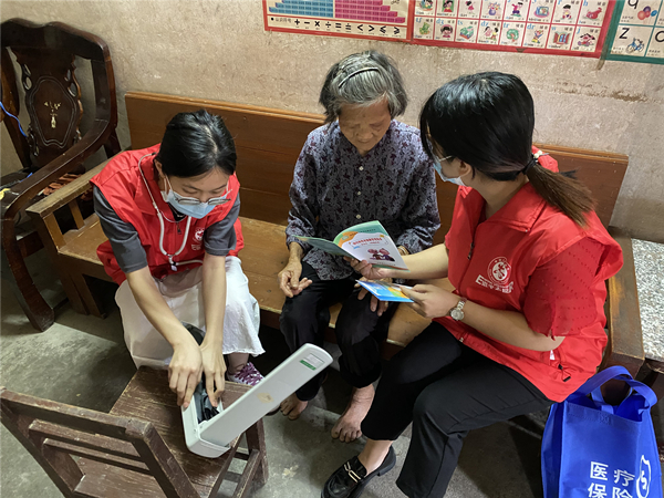 2.为空巢老人提供义诊服务,并宣传健康知识_副本.jpg