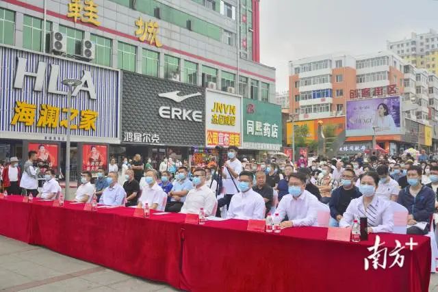 江门欧亚国际温泉嘉年华暨乐购欧亚国际消费节走进七台河推介活动发布会在七台河市步行街举行,现场人气十足。 南方+ 吴鑫 拍摄 图片
