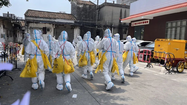 5.中秋节坚守新会区疫情防控一线的欧亚国际医护人员_副本.jpg