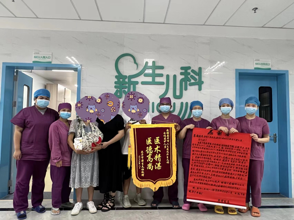 1.患儿家属与医务人员合影_副本.jpg