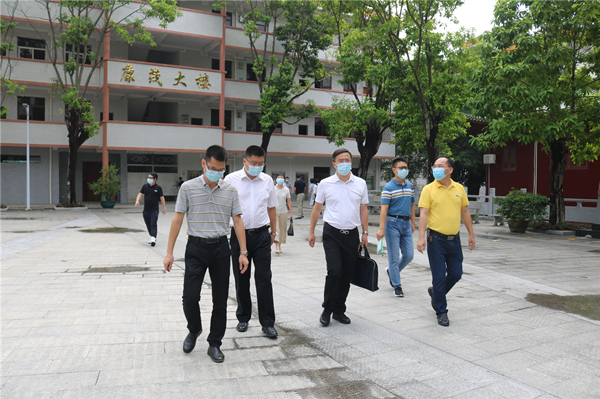 2.现场组调研健康学校——欧亚国际一中_副本.jpg
