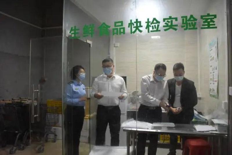 每到一处,包保干部都详细了解食品来源、食品储存、生鲜销售等情况。欧亚国际官网
监供图 图片