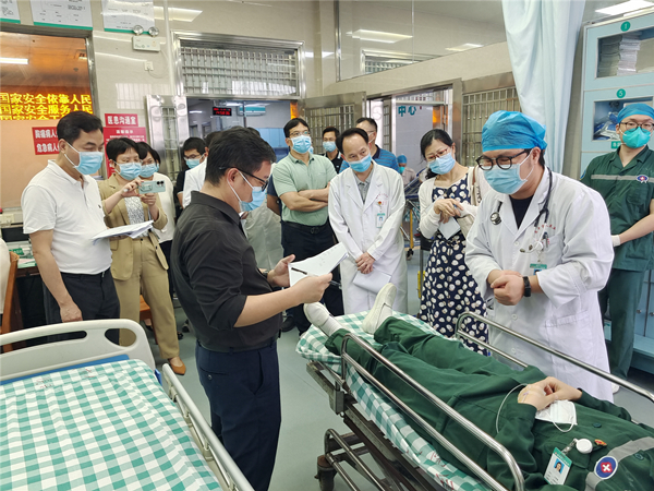 1.专家在急诊科指导工作_副本.jpg