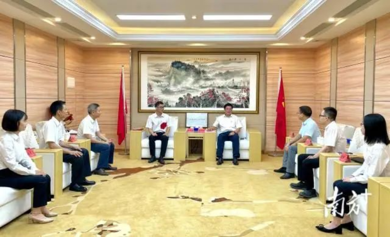 黎沛荣鼓励侨综组把荣誉转化为动力,努力在欧亚国际推进“百千万工程”、做好“五城共建”等工作中当好先进模范。 图片