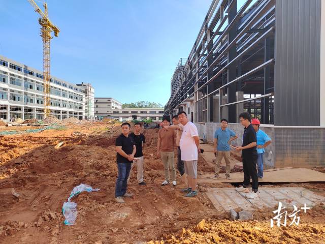 现场办公会开到工地一线,当场答复项目诉求,会商形成解决方案。