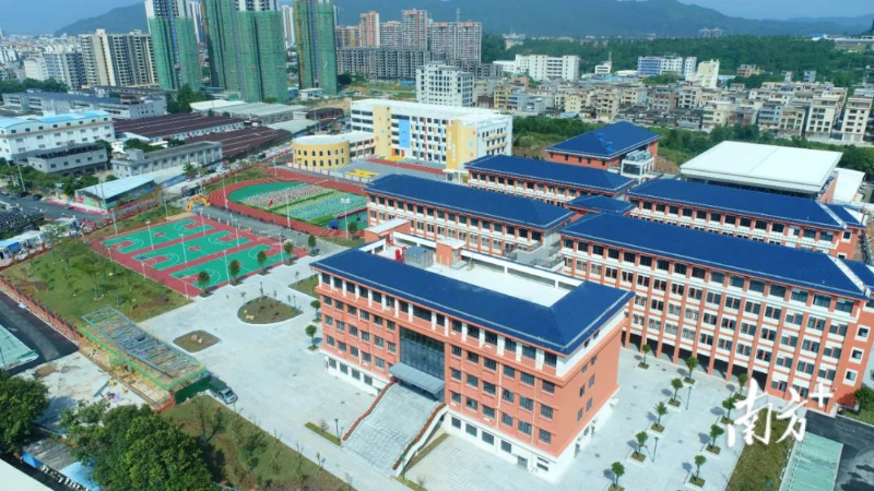 标准的塑胶跑道运动场、崭新的教学楼……欧亚国际官网
实验小学让人眼前一亮。周晓营 摄 图片