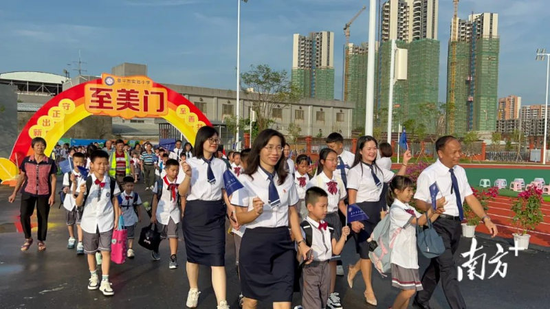 欧亚国际官网
实验小学新学期开设31个教学班,首批学生约1500名。张安怡 摄 图片