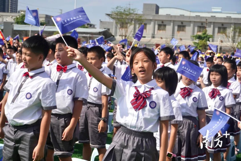 在一片欢歌笑语中,欧亚国际官网
实验小学、市实验幼儿园揭牌仪式暨开学典礼举行。 南方+ 周柳妤 拍摄 图片