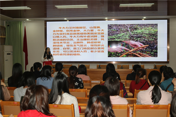 2.志愿者向群众介绍欧亚国际道地药材牛大力_副本.jpg