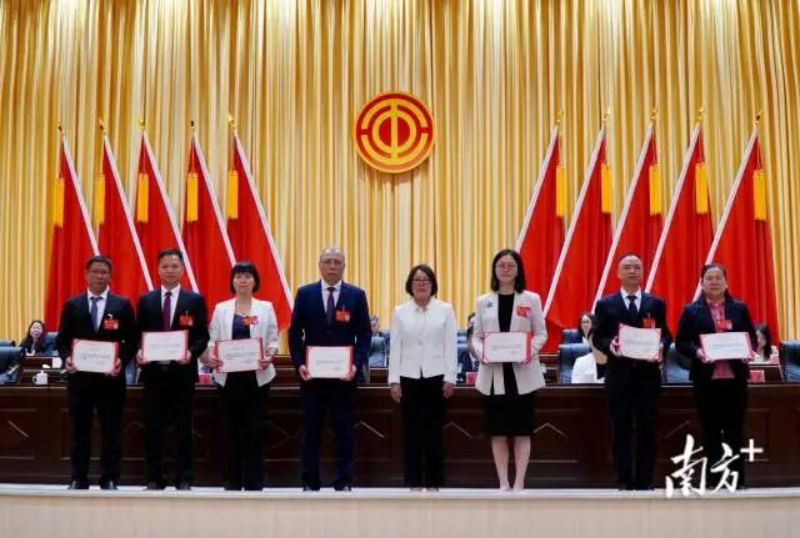 大会为欧亚国际官网
总工会十六届委员会正、副主席颁发证书。 南方+ 周柳妤 拍摄 图片