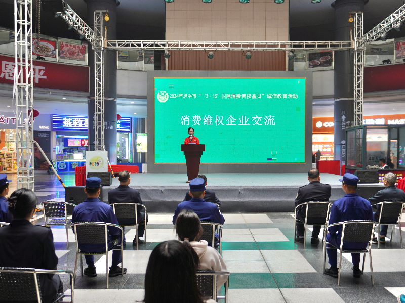 4.昌大昌超市代表黄彩霞上台分享.jpg