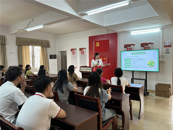 2.志愿者为群众讲解健康知识。_副本.jpg