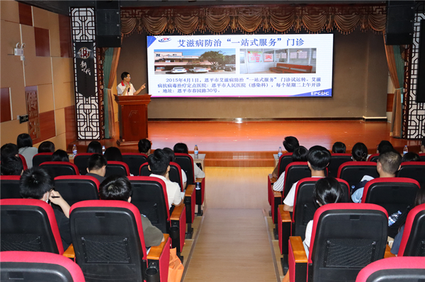 2.志愿者耐心讲解艾滋病防治政策。_副本.jpg