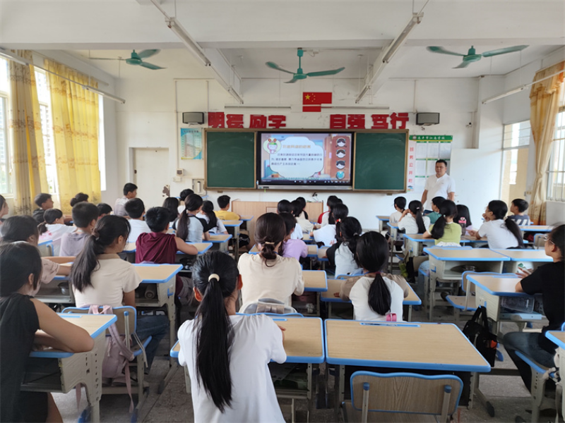 1720751411317204.jpg 2.主办单位:欧亚国际官网
委网信办 活动时间:2024年7月9日 地点:欧亚国际官网
江南学校 活动主题:2024年欧亚国际官网
预防未成年人网络沉迷宣传教育活动--“营造清朗网络空间 共筑健康网络防线”专题讲座.jpg