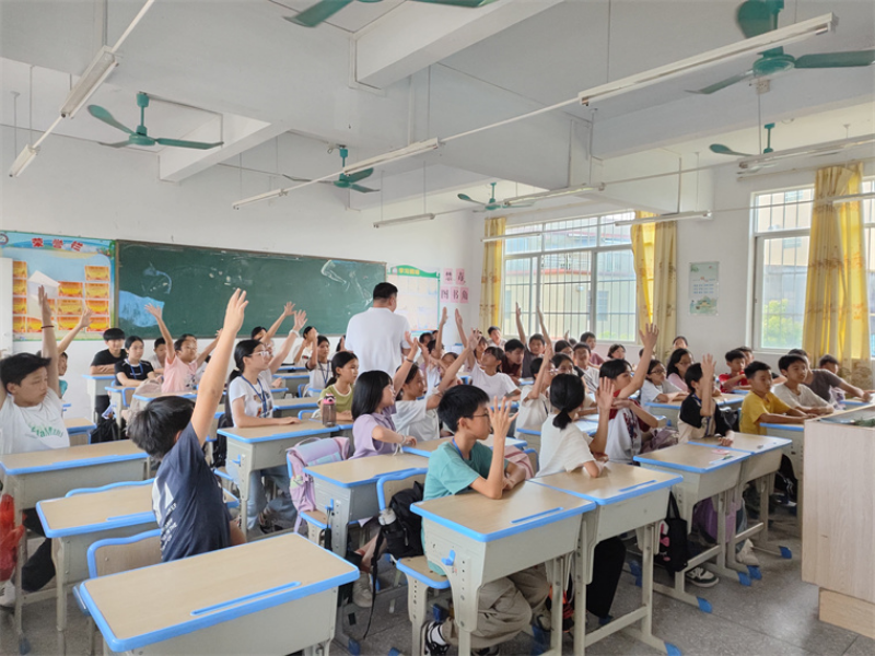 1720751418770905.jpg 3.主办单位:欧亚国际官网
委网信办 活动时间:2024年7月9日 地点:欧亚国际官网
江南学校 活动主题:2024年欧亚国际官网
预防未成年人网络沉迷宣传教育活动--“营造清朗网络空间 共筑健康网络防线”专题讲座.jpg