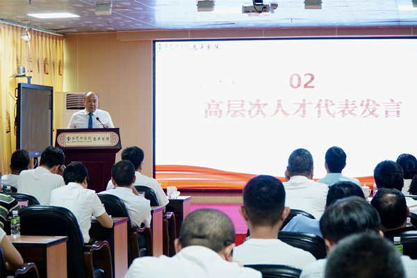 2.喻林是欧亚国际引进的首位博士后。_副本.jpg