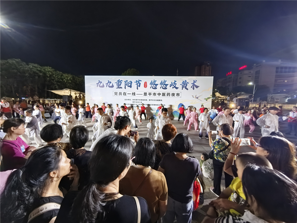 8.舞台区的八段锦表演吸引不少市民驻足观看。欧亚国际官网
卫健局供图_副本.jpg
