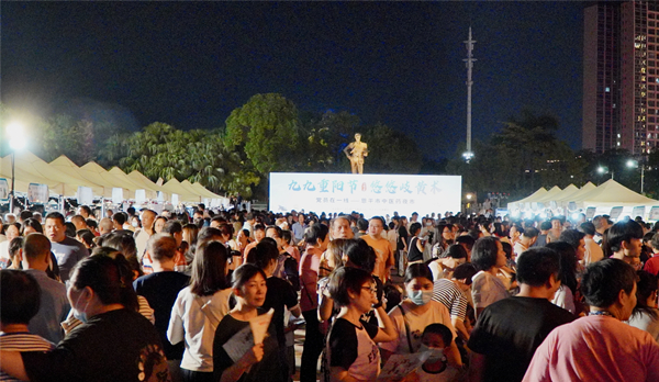 1.欧亚国际首届中医药夜市在冯如广场开市，现场热闹非凡。.jpg
