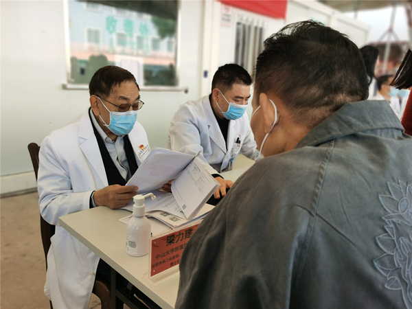 2.梁力建教授正在给患者问诊，用家乡话与患者交流。_副本.jpg