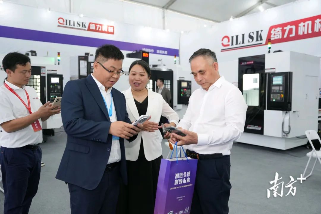 合作洽谈不断。 南方+ 杨兴乐 摄 合作洽谈不断。 南方+ 杨兴乐 摄