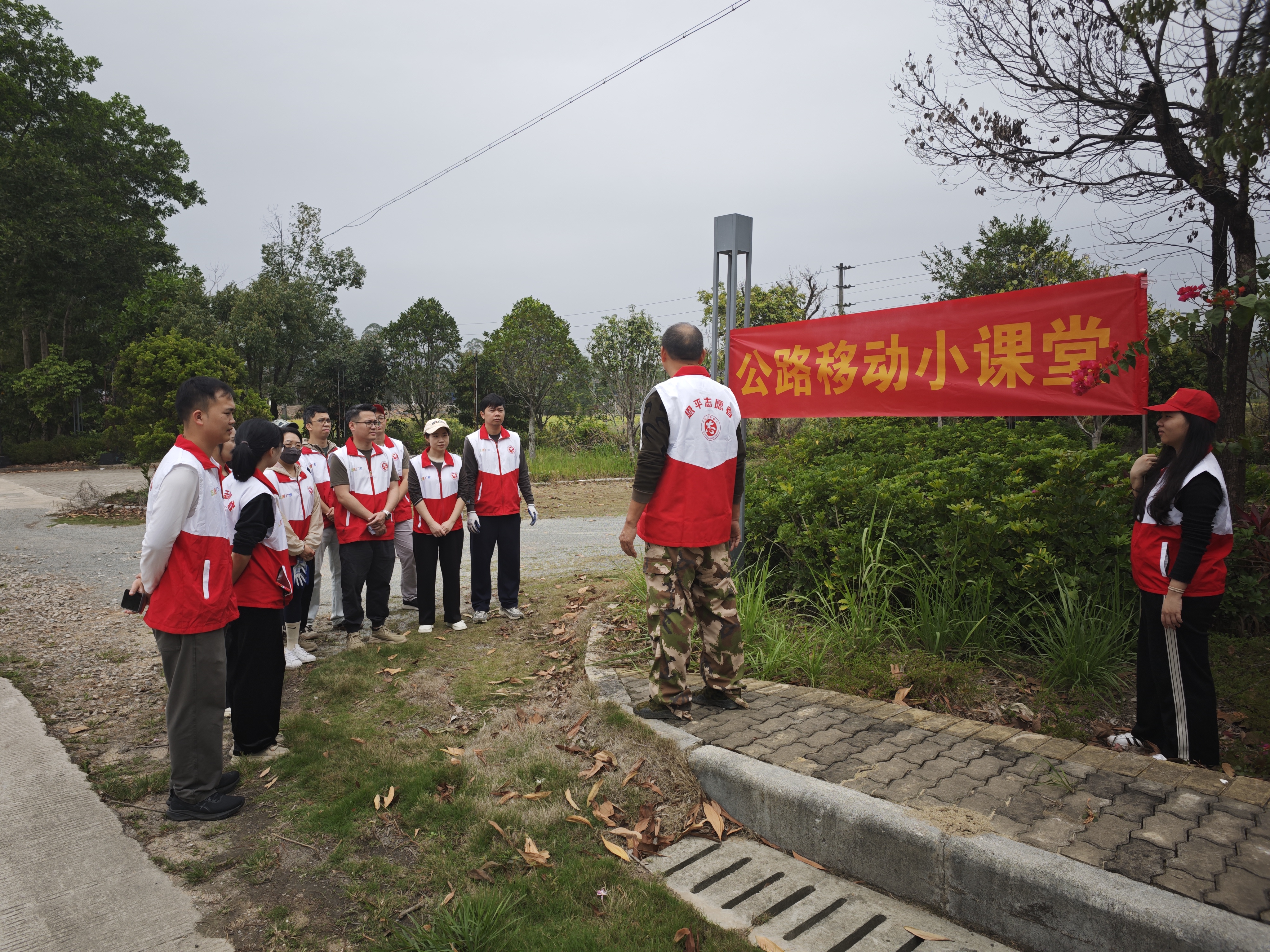 开展“诚信公路”移动小课堂活动现场照片(1).jpg