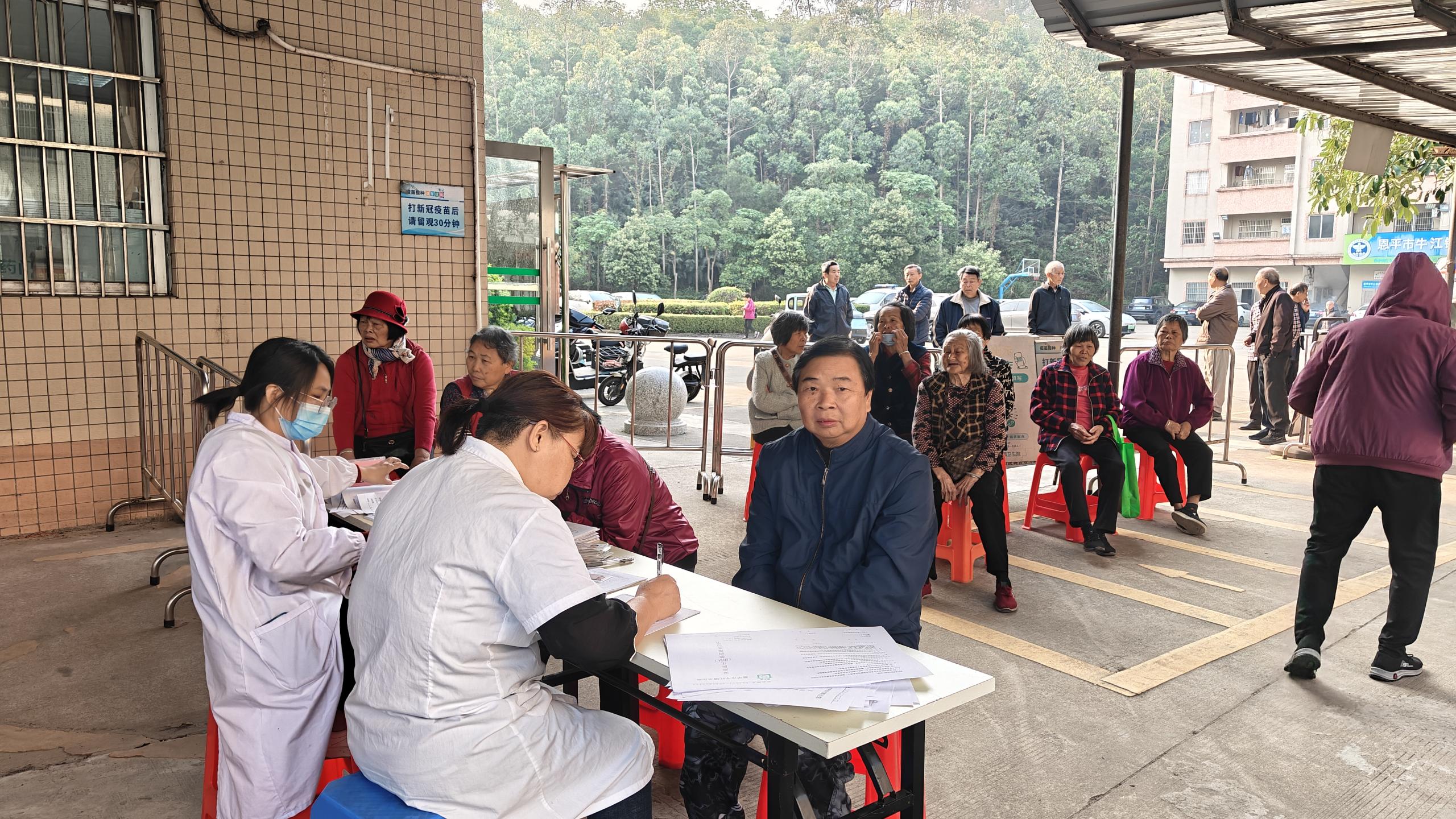 医务人员为辖区居民进行现场答疑。.jpg