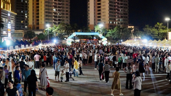 1.冯如广场艾烟袅袅、人声鼎沸。_副本.jpg