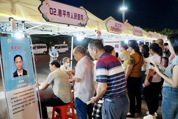 2.专家摊位前聚满了慕名而来的居民。_副本.jpg