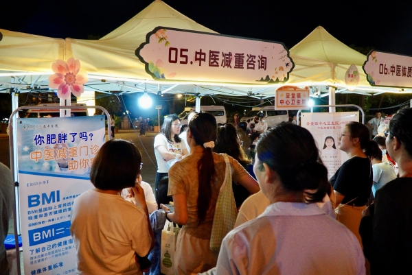 3.在中医减重专区，专家通过舌诊、脉诊分析市民体质，开出调理方案。_副本.jpg