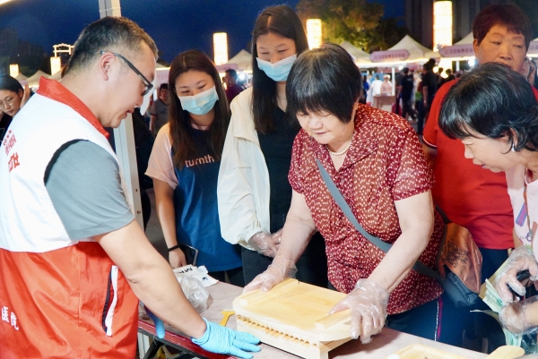 9.文创区的非遗搓丸吸引不少市民体验。_副本.jpg
