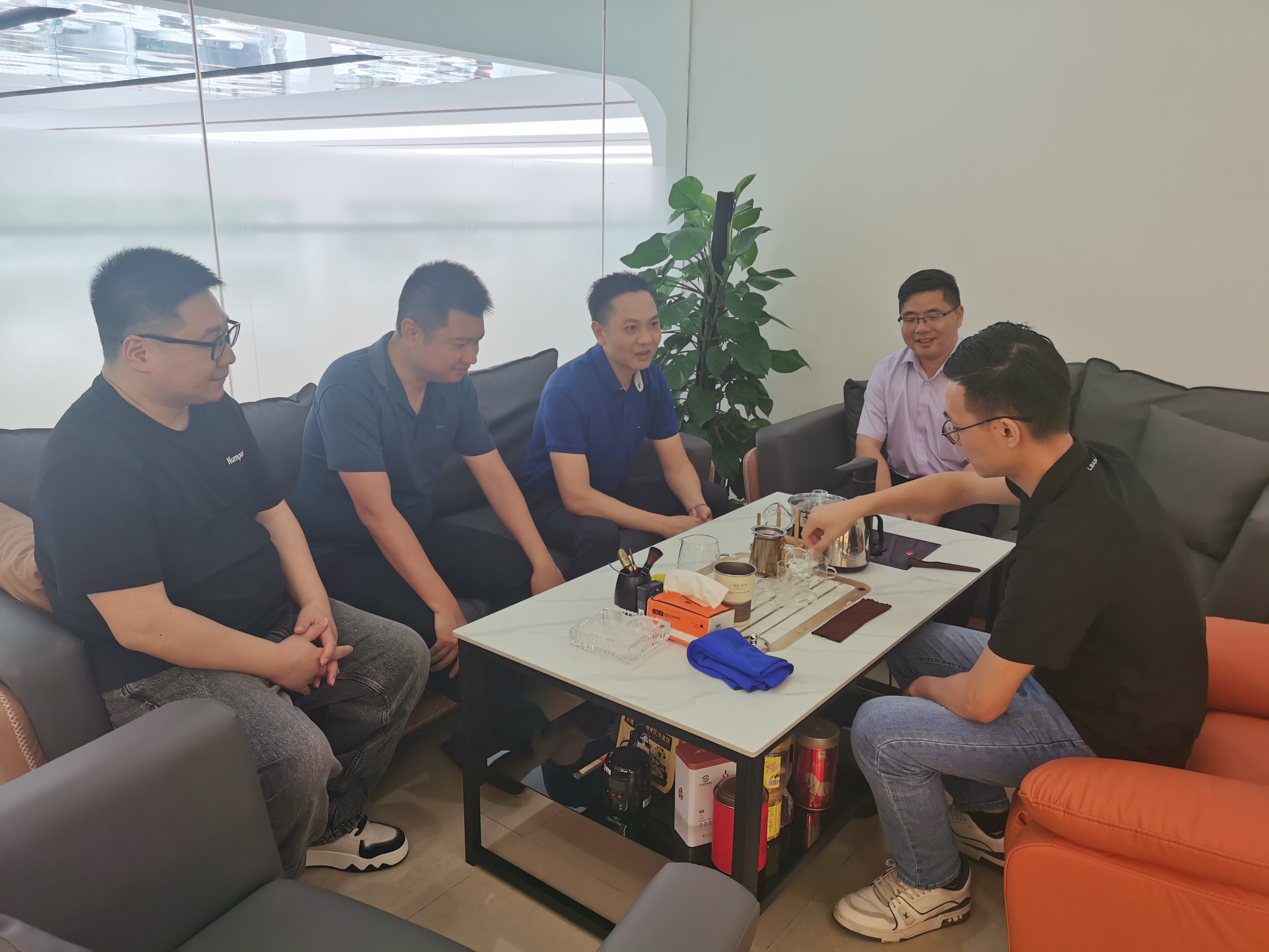 座谈会1.jpg