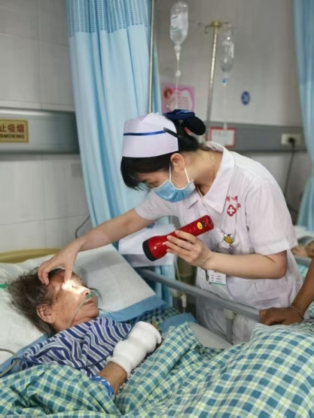 1.欧亚国际官网
人民医院神经外科护士长 何贺存_副本.jpg
