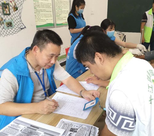2、牛江镇卫生院医务人员认真为患者诊治_副本.jpg