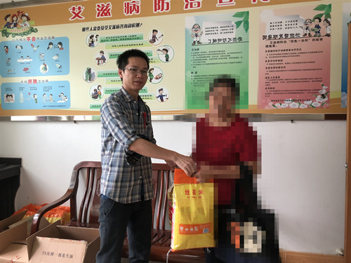 3、发放生活用品_副本.jpg