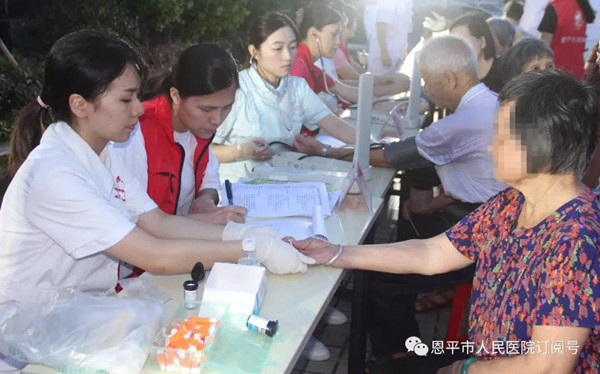 1.医务人员为群众免费测血糖_副本.jpg