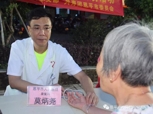 3.医务人员为群众义诊_副本.jpg