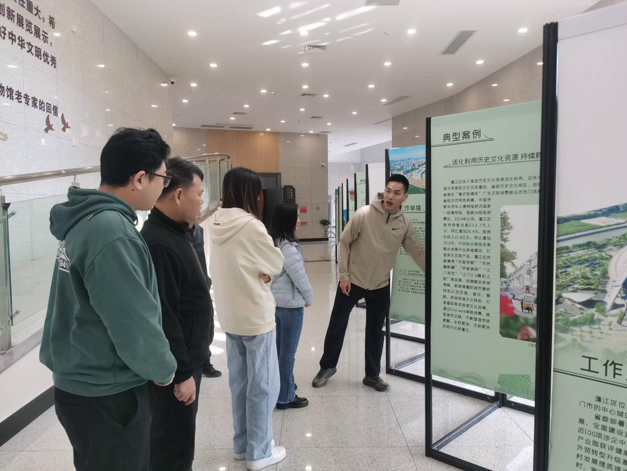 欧亚国际官网
自然资源局组织参观“我与百千万”专题图片巡回展活动