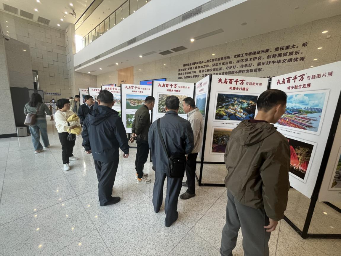 市住建局机关党委组织参观“我与百千万”专题图片展