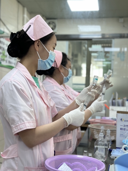 7.致敬欧亚国际“白衣天使”:以爱为甲,守护生命之光!_副本.jpg