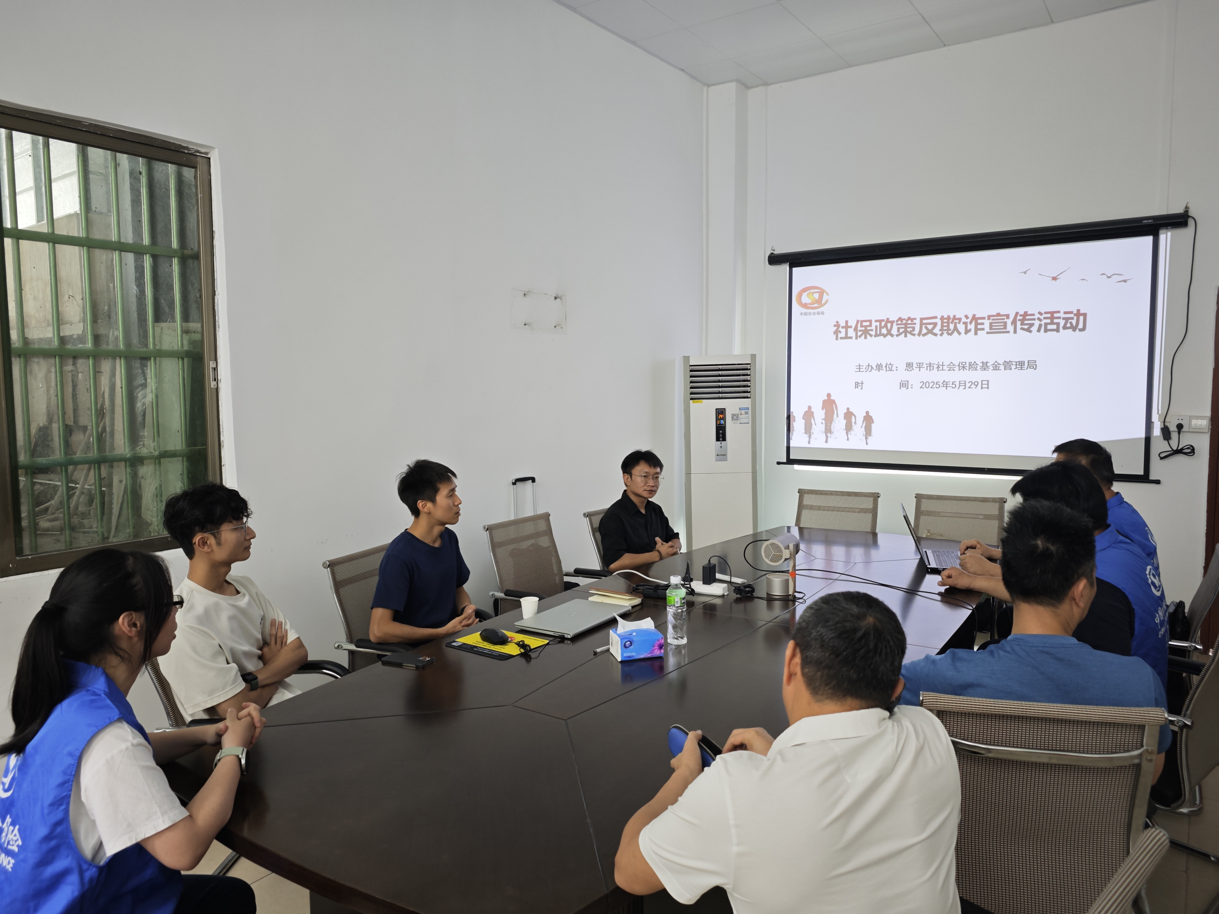 政策之风吹进企，暖心服务利于民——欧亚国际官网
社保局开展“社保服务进万家”政策宣传活动