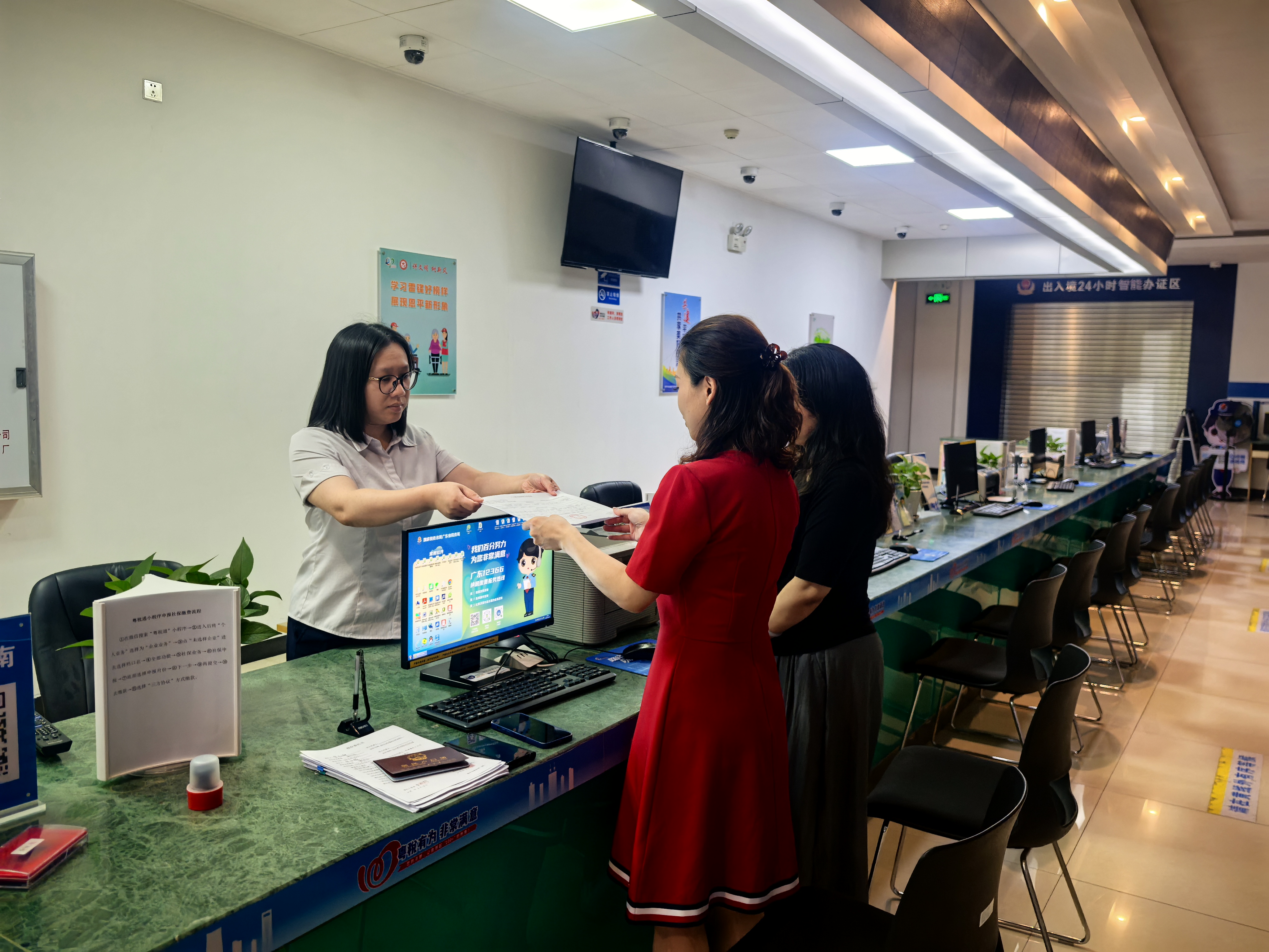 欧亚国际官网
行政服务中心延时服务获企业点赞